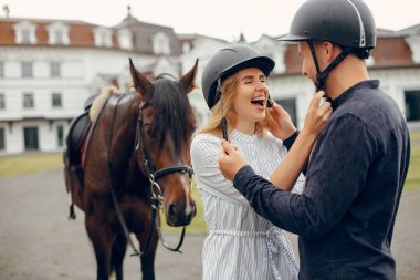 Çiftlikte atı olan sevimli bir çift.