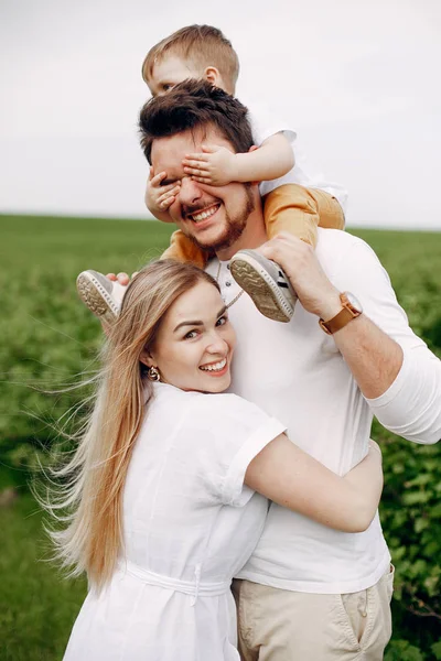 Nette Familie spielt in einem Sommerfeld — Stockfoto