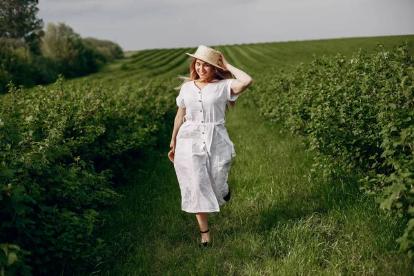 Bir yaz tarlasında zarif ve şık bir kız.