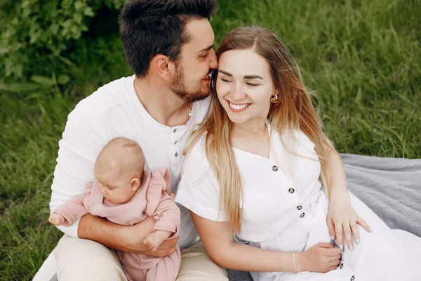 Linda familia jugando en un campo de verano —  Fotos de Stock