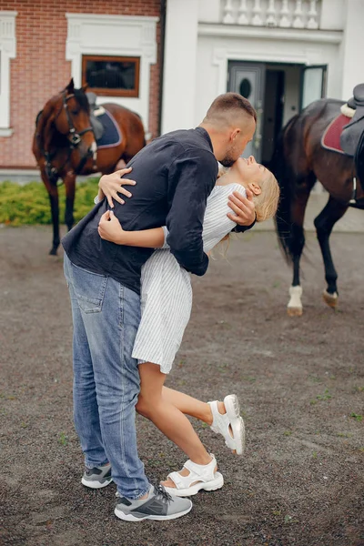 Couple affectueux mignon avec cheval sur ranch — Photo