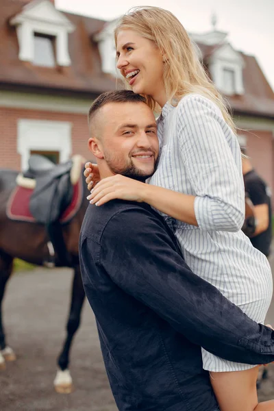 Söta kärleksfulla par med häst på ranch — Stockfoto