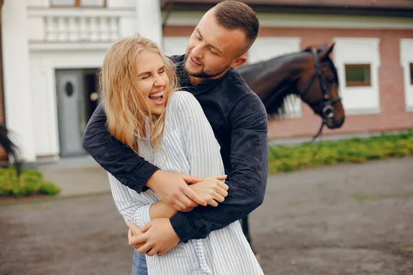 Couple affectueux mignon avec cheval sur ranch — Photo