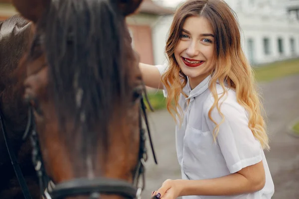 Mooie vrouw die met een paard staat — Stockfoto