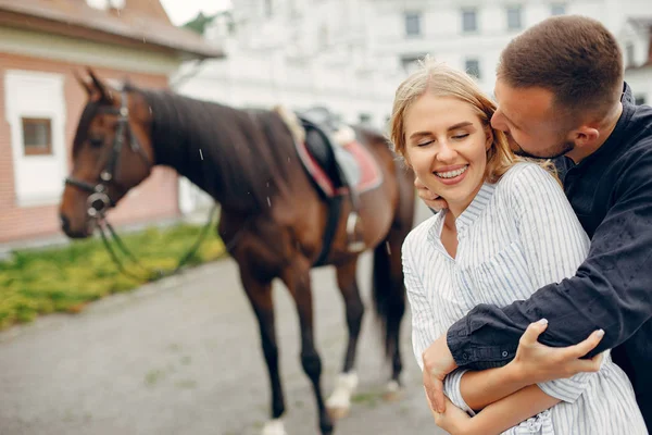 Couple affectueux mignon avec cheval sur ranch — Photo