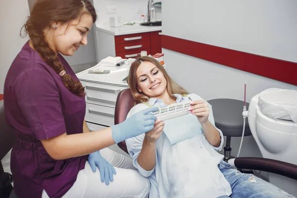 Hermosa chica sentada en el consultorio de dentistas —  Fotos de Stock