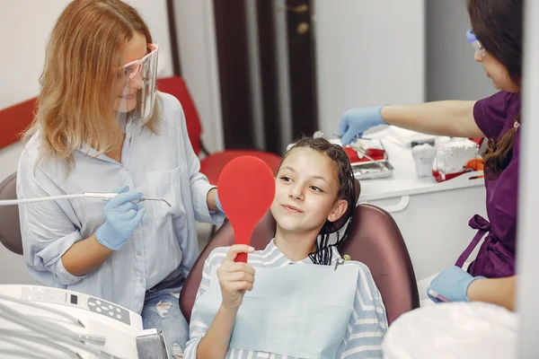 Krásná holčička sedí v ordinaci zubařů — Stock fotografie