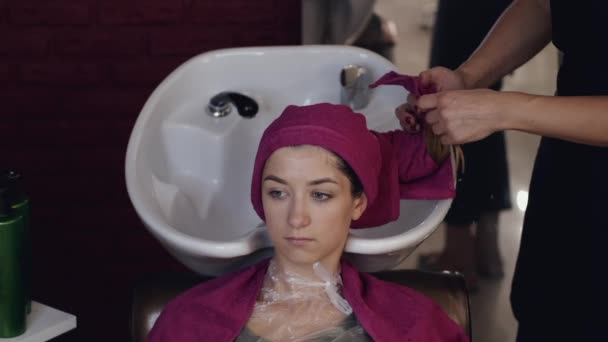 Client avec serviette sur la tête après avoir lavé les cheveux dans un salon de beauté — Video