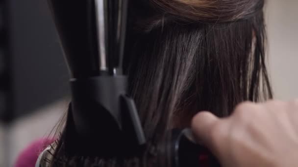 Closeup of process of drying clients hair in beauty salon — 비디오