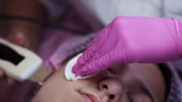 Woman receiving cleansing therapy with ultrasonic equipment in salon — Stock Video