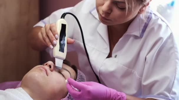 Femme recevant une thérapie de nettoyage avec un équipement ultrasonique dans le salon — Video