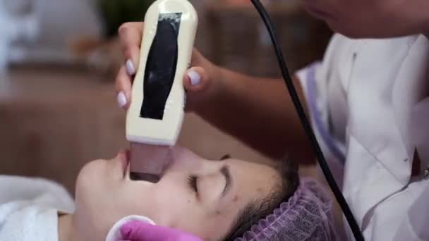 Mulher recebendo terapia de limpeza com equipamentos ultrassônicos no salão — Vídeo de Stock