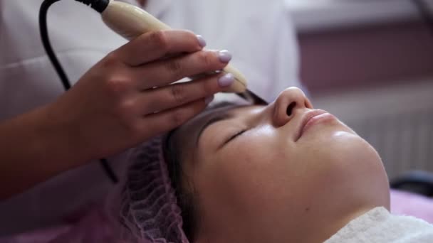 Woman receiving cleansing therapy with ultrasonic equipment in salon — Stock Video