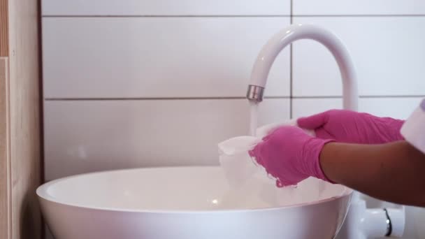 Vue recadrée des mains féminines dans les gants outils de lavage dans le salon — Video