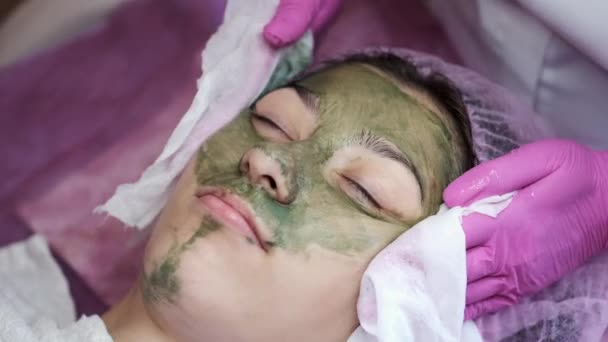 Vue recadrée du processus de nettoyage de la peau dans le salon de beauté — Video