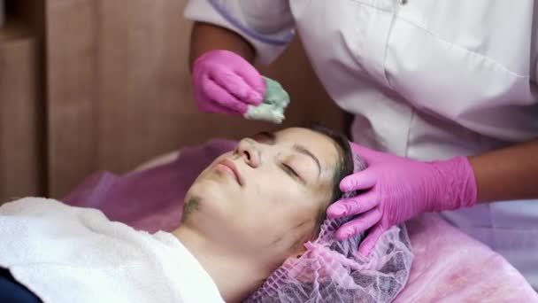 Καλλιεργημένη όψη της διαδικασίας καθαρισμού του δέρματος στο σαλόνι ομορφιάς — Αρχείο Βίντεο