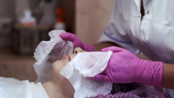 Przycięty widok procesu oczyszczania skóry w salonie piękności — Wideo stockowe