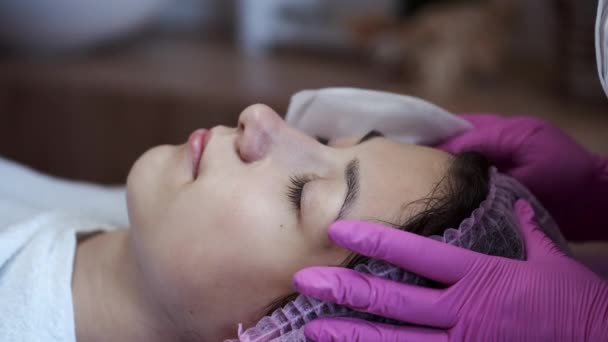 Cropped view of process of cleansing skin in beauty salon — Stock Video