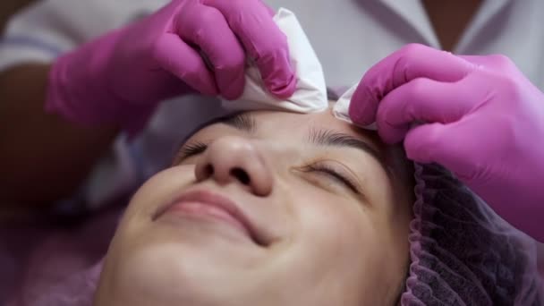Cosmetólogo haciendo limpieza facial manual en salón de belleza — Vídeos de Stock