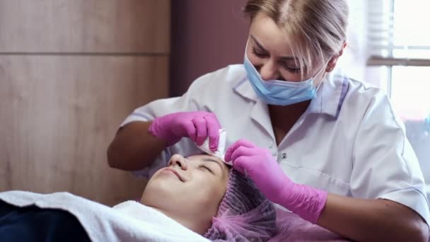 Cosmetologist doing manual facial cleansing in beauty salon — Stok video