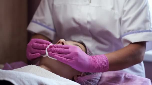 Cosmetologist fazendo limpeza facial manual no salão de beleza — Vídeo de Stock