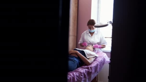 Cosmetologist doing manual face massage in beauty salon — 图库视频影像