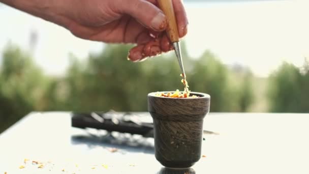 Vista recortada de la preparación de tabaco para shisha en la mesa exterior — Vídeo de stock
