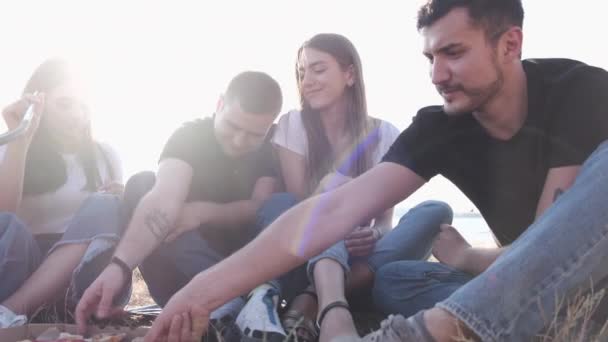 Jongeren eten pizza en roken shisha buiten — Stockvideo