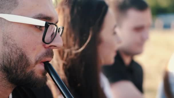 Vousatý muž v brýlích kouření shisha v hohkah baru — Stock video