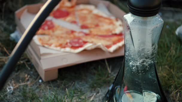 Виды пиццы и кальяна на траве летом — стоковое видео