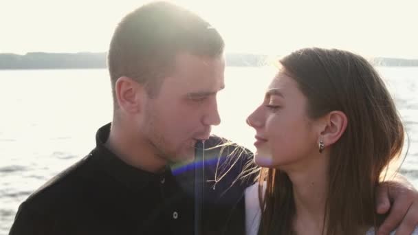 Portait de hombre y mujer con hermosa vista cerca del lago en verano — Vídeo de stock