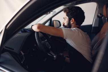 Garajda arabasını yıkayan adam