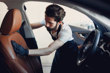 Garajda arabasını yıkayan adam