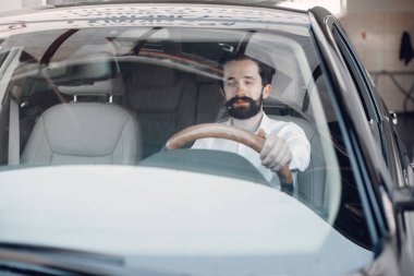 Bir araba salonunda yakışıklı ve zarif bir adam.