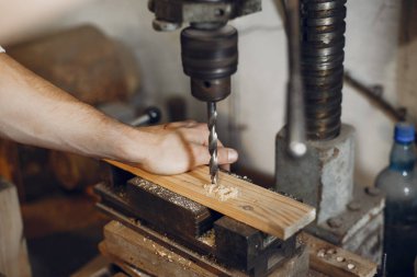 Tahtayla çalışan yakışıklı marangoz.