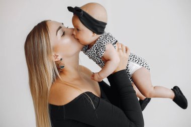 Stüdyoda küçük tatlı bir kızı olan zarif bir anne.