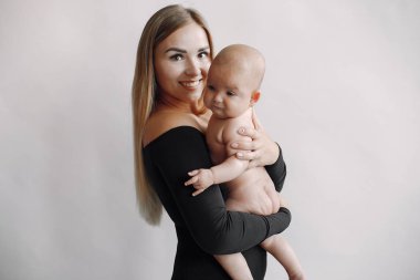 Stüdyoda küçük tatlı bir kızı olan zarif bir anne.