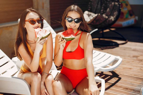 Dos chicas elegantes y elegantes en un resort —  Fotos de Stock