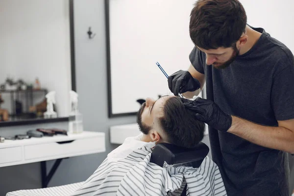 Stilfuld mand sidder i en barbershop - Stock-foto