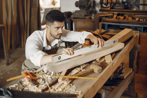 Schöner Tischler, der mit einem Holz arbeitet — Stockfoto