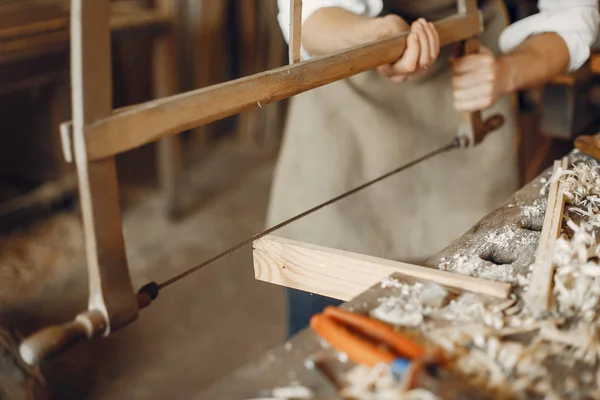 Hermoso carpintero trabajando con una madera —  Fotos de Stock