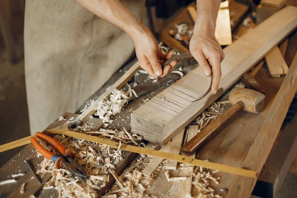 Hermoso carpintero trabajando con una madera —  Fotos de Stock