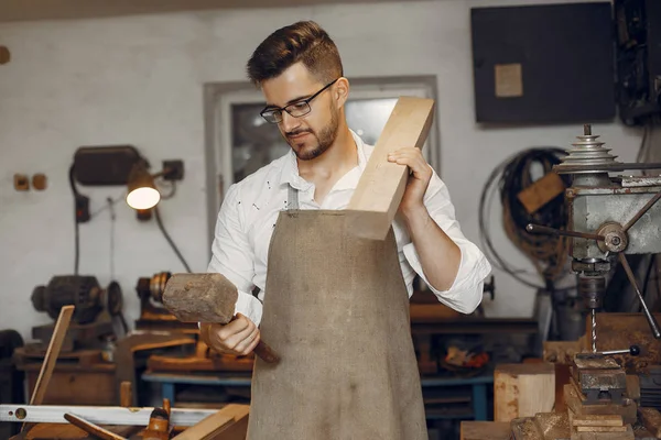 Knappe timmerman werkend met een hout — Stockfoto