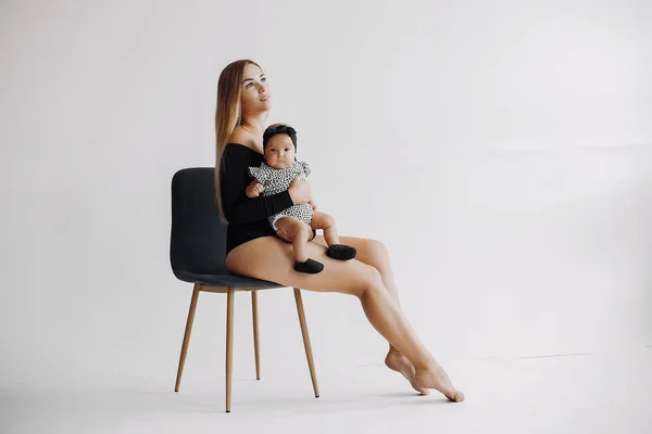 Elegante madre con linda hijita en un estudio —  Fotos de Stock