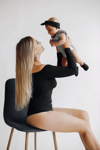 Elegant mama cu drăguț fetiță într-un studio — Fotografie, imagine de stoc