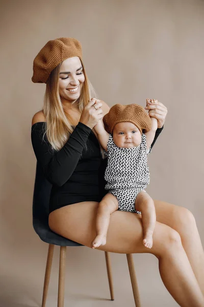 Elegant mama cu drăguț fetiță într-un studio — Fotografie, imagine de stoc