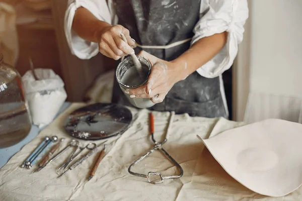 Una joven hace platos en una alfarería — Foto de Stock
