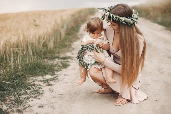 Mother with daughter playing in a summer field — Stock Photo, Image