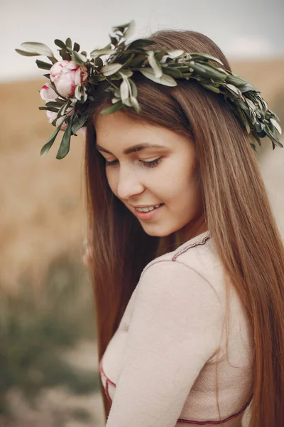 Elegant and stylish girl in a summer field — Stock Photo, Image