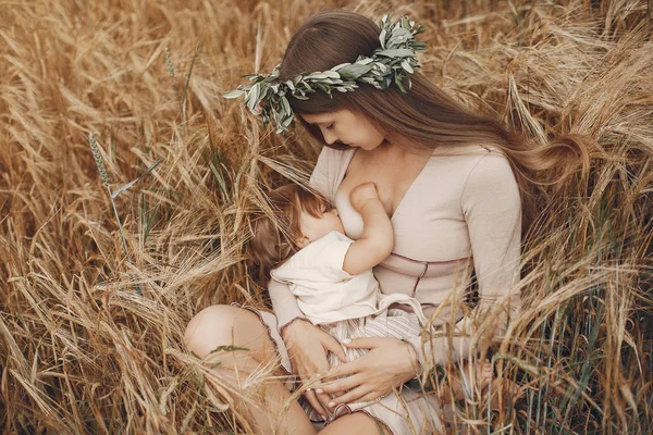Елегантна мати з милою маленькою донькою в полі — стокове фото